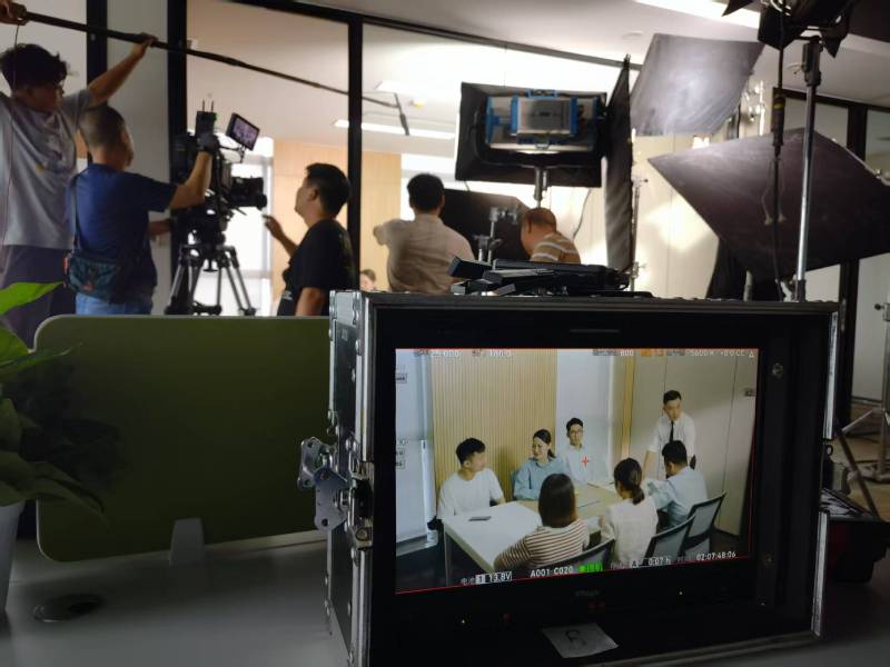 孝感TVC拍摄公司：科技产品视觉化大师，诠释未来感与功能美学